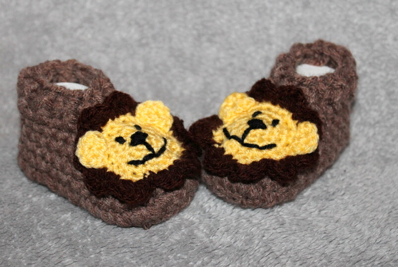 Crochet Lion Socks – baby booties with a lion head in three sizes (EN & DE)
