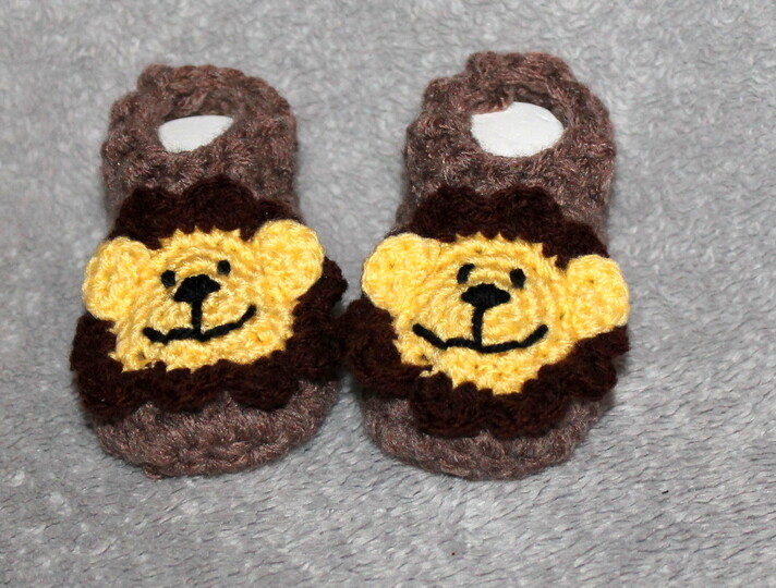 Löwensöckchen häkeln – Babysocken mit Löwenkopf in drei Größen (DE & EN)