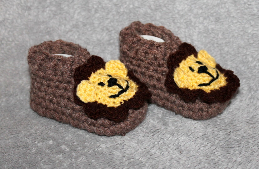 Löwensöckchen häkeln – Babysocken mit Löwenkopf in drei Größen (DE & EN)