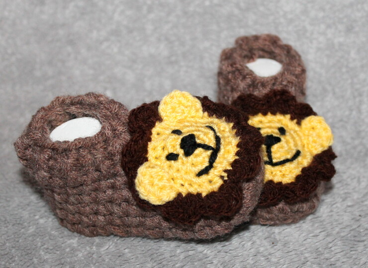 Löwensöckchen häkeln – Babysocken mit Löwenkopf in drei Größen (DE & EN)