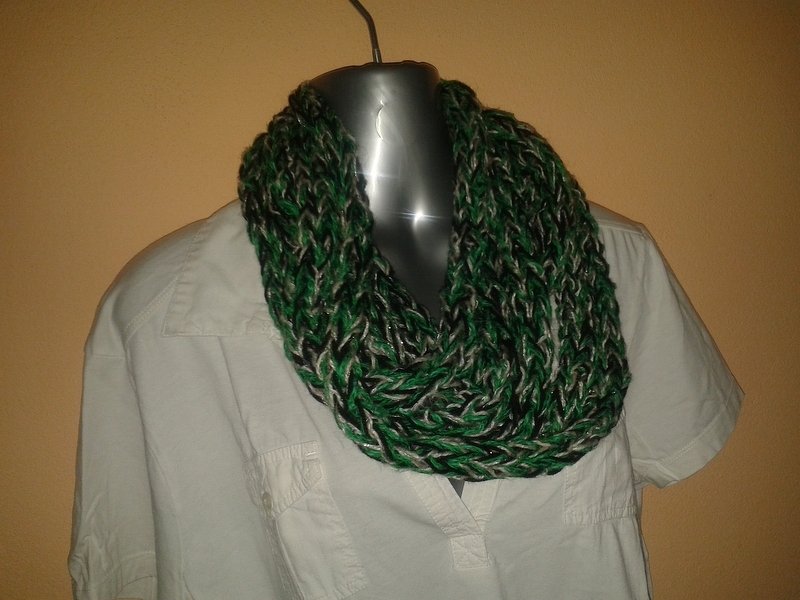 Mannequin mit grobem Loop-Schal in Grün, Grau und Schwarz