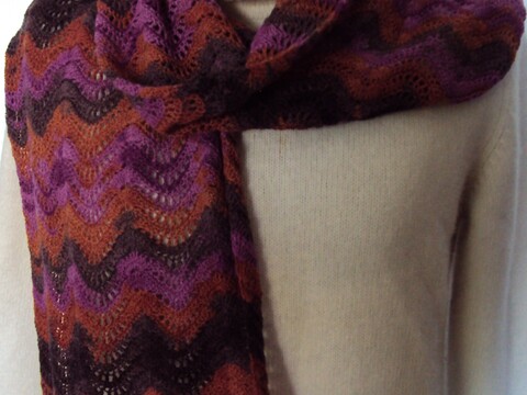 Gehäkelter Schal im Wellenmuster