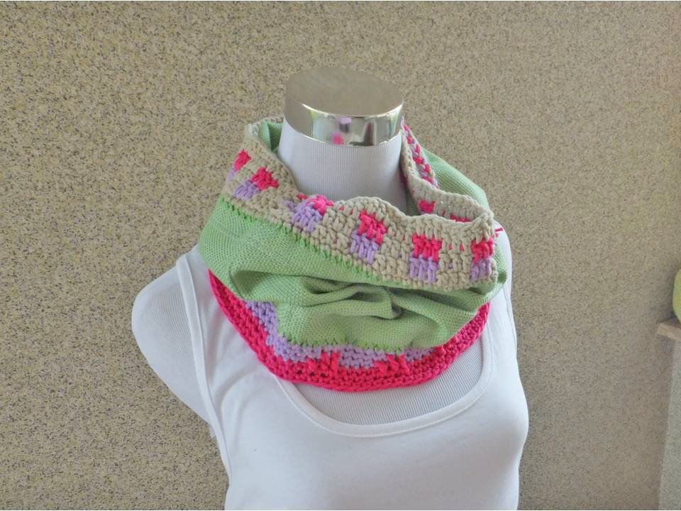 Schaufensterpuppe mit gehäkeltem Loop-Schal in Pastellgrün, Beige, Rosa und Lila