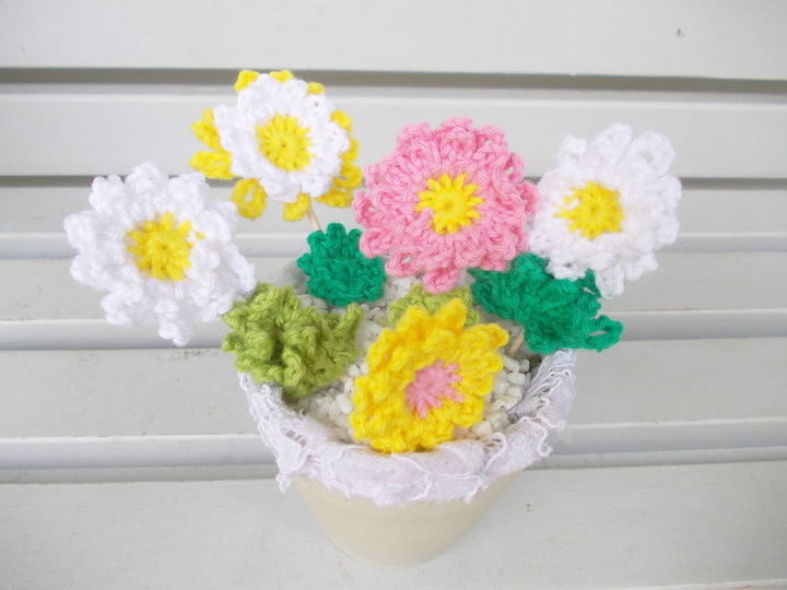 Kräuselblumen und Blätter im Topf, Häkelblumen und Blumen-Blätter, schnell und einfach aus Wollresten, toll für Anfänger