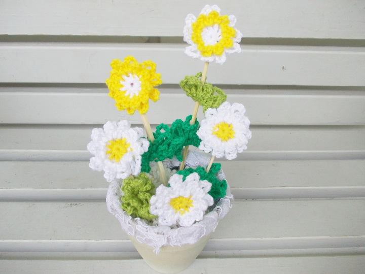 Kräuselblumen und Blätter im Topf, Häkelblumen und Blumen-Blätter, schnell und einfach aus Wollresten, toll für Anfänger