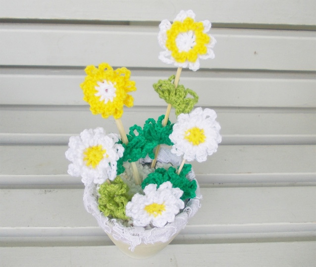 Kräuselblumen und Blätter im Topf, Häkelblumen und Blumen-Blätter, schnell und einfach aus Wollresten, toll für Anfänger