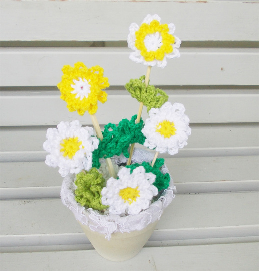 Kräuselblumen und Blätter im Topf, Häkelblumen und Blumen-Blätter, schnell und einfach aus Wollresten, toll für Anfänger