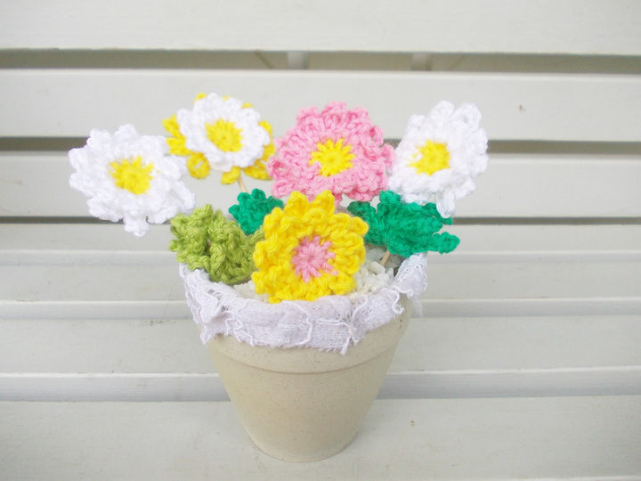 Kräuselblumen und Blätter im Topf, Häkelblumen und Blumen-Blätter, schnell und einfach aus Wollresten, toll für Anfänger