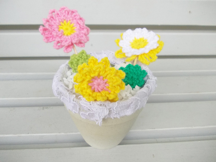 Kräuselblumen und Blätter im Topf, Häkelblumen und Blumen-Blätter, schnell und einfach aus Wollresten, toll für Anfänger
