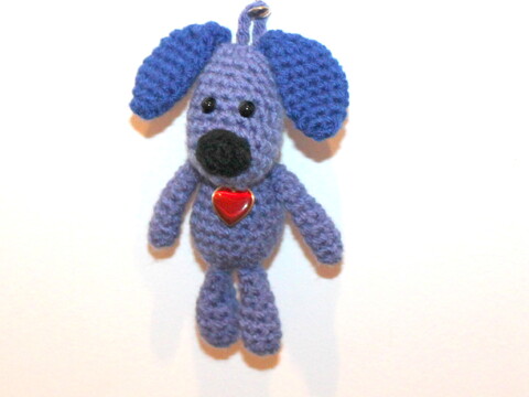 Crochet a Keychain – a little blue dog with a heart charm (EN & DE)
