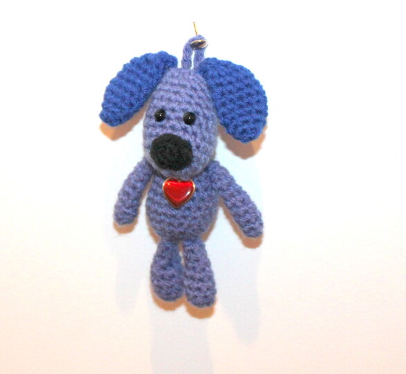 Crochet a Keychain – a little blue dog with a heart charm (EN & DE)