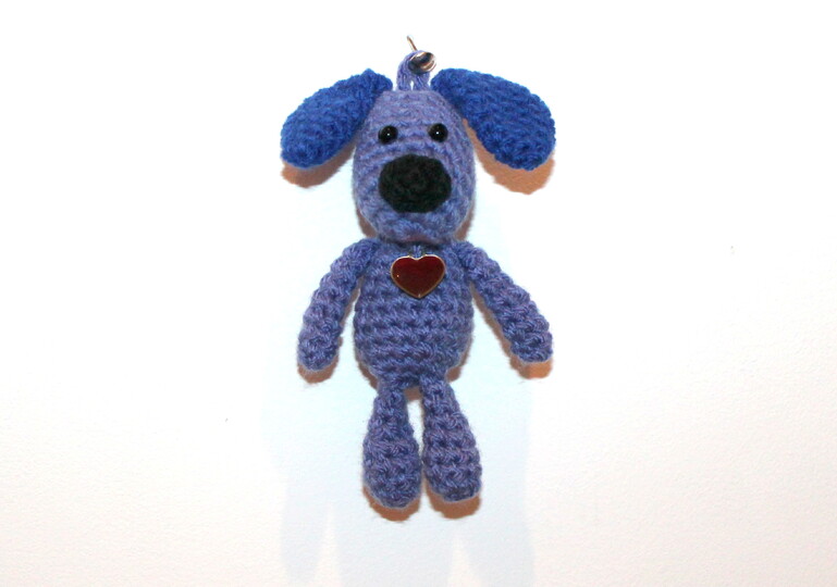Schlüsselanhänger häkeln – kleiner blauer Hund mit Herzchen (DE & EN)