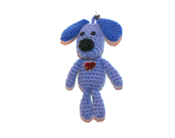 Schlüsselanhänger häkeln – kleiner blauer Hund mit Herzchen (DE & EN)