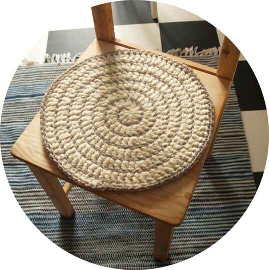 Häkelanleitung Sitzkissen aus Wollresten | kostenlos