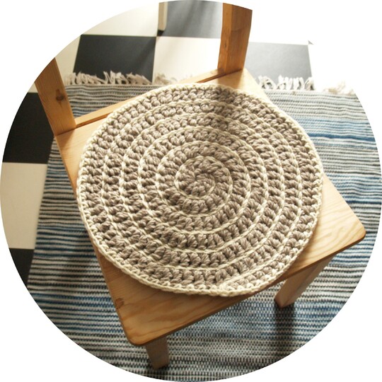 Häkelanleitung Sitzkissen aus Wollresten | kostenlos