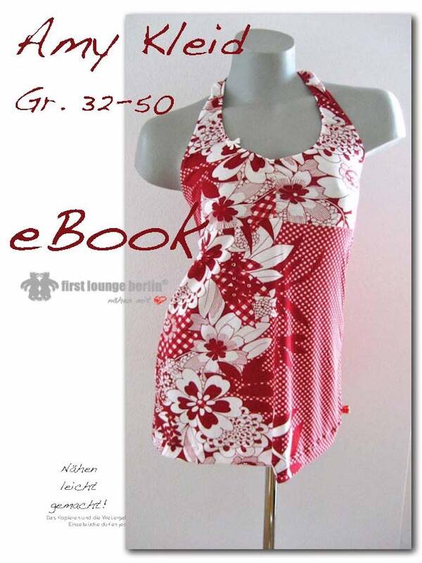 Rot-weißes Neckholder-Kleid mit Blumen- und Punktemuster auf Schneiderpuppe