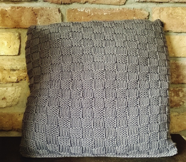 Strickanleitung für ein kuschliges Sofa-Kissen mit Knöpfen im Landhauslook - Variante 2