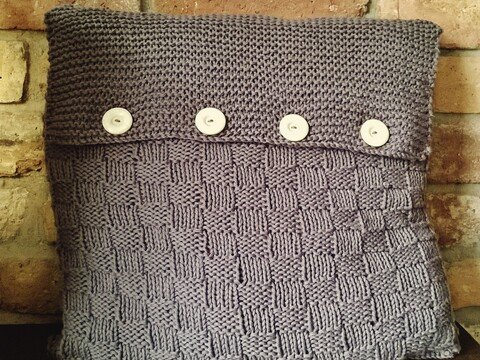 Strickanleitung für ein kuschliges Sofa-Kissen mit Knöpfen im Landhauslook - Variante 2