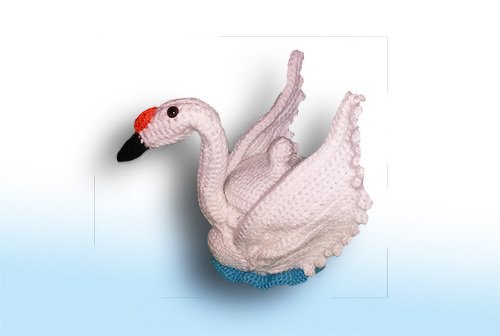 Gehäkelter weißer Schwan mit orange-schwarzem Schnabel und blauem Sockel
