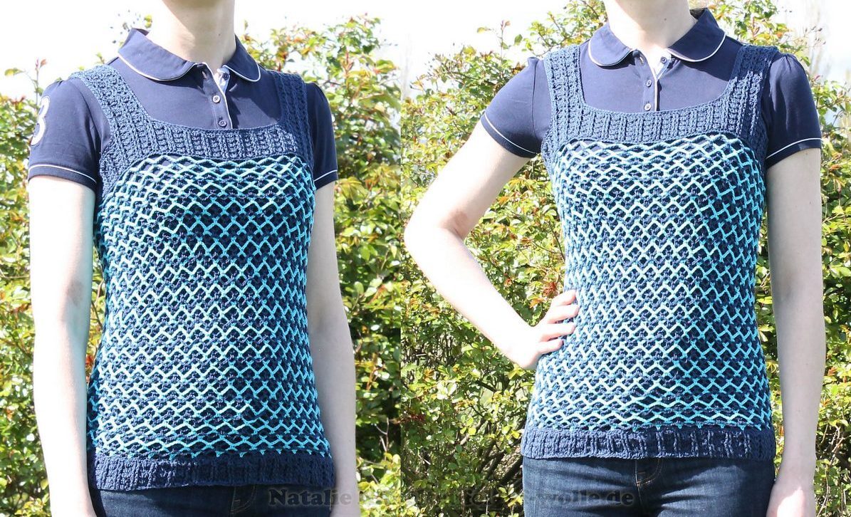 Damenmodell trägt gehäkeltes blau-türkis Netztop mit eckigem Ausschnitt und breiten Trägern über dunkelblauem Poloshirt