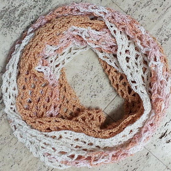Gehäkelter Loop-Schal in Weiß, Rosa und Apricot mit Lochmuster