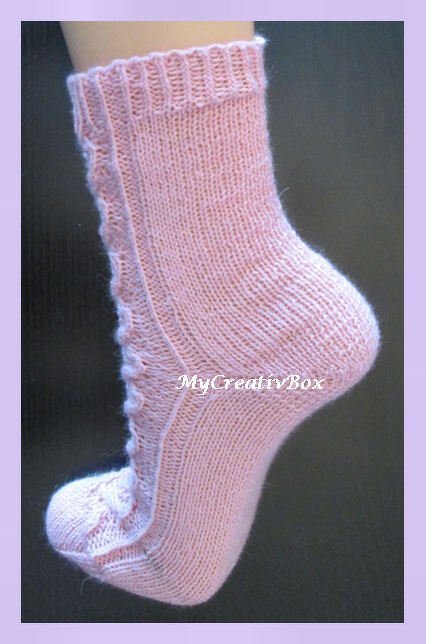 Rosa Stricksocke mit glatt rechts Musterung, Rippbündchen und seitlicher Muschelkante