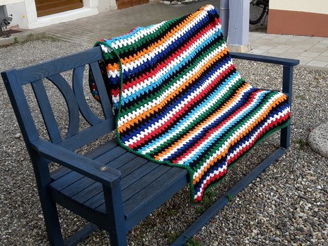 Bunte Sofadecke im Granny- Style