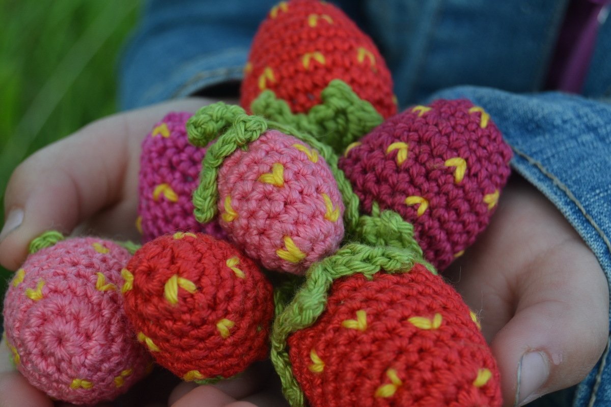 - ERDBEEREN -  als Schlüsselanhänger mit Blüten oder Deko, komplette Anleitung zum Häkeln, Kaufmannsladen, Kinderküche - Bild 6