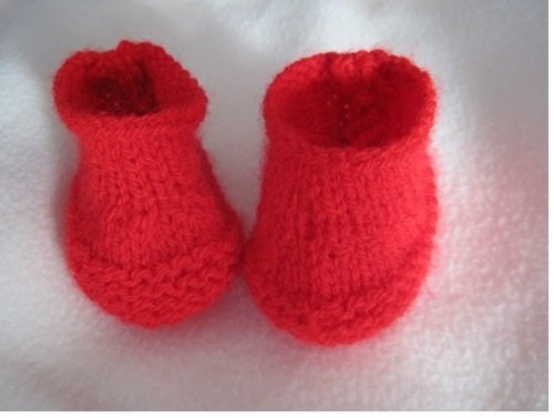 Strickanleitung Babyschuhe/Halbschuhe ohne Nadelspiel- rot und tragbar bis 4 Monate- auch für Anfänger ideal