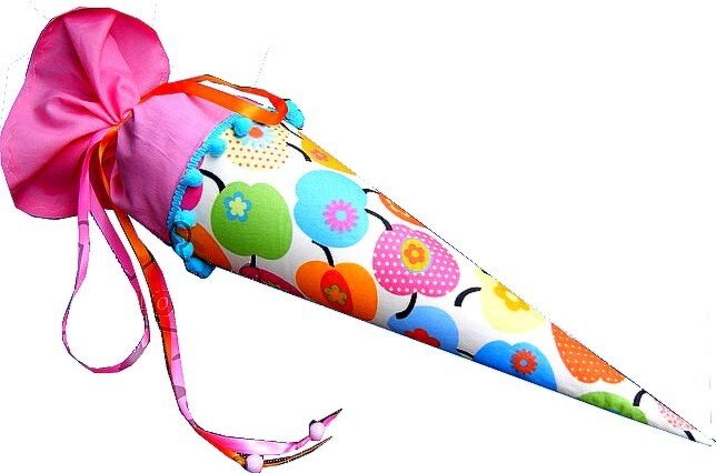 Selbstgenähte Stoff-Schultüte mit bunten Fruchtmotiven, rosa Abschluss und türkiser Bommelborte