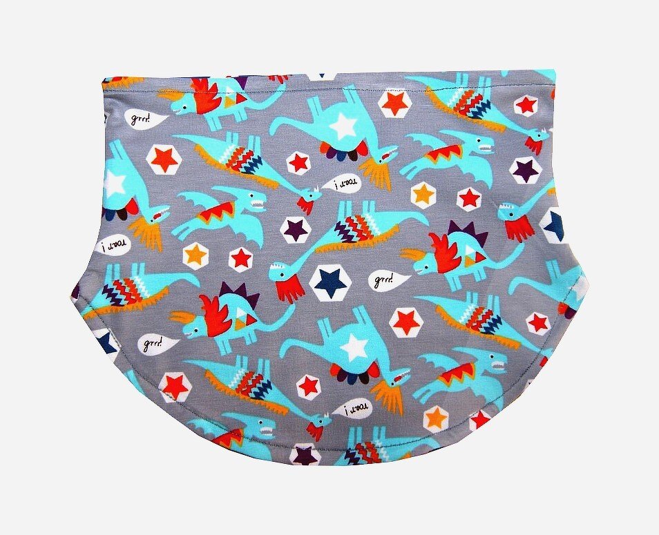 Grau gemusterter Kinder-Loop-Schal mit bunten Dinosauriern, Drachen, Sternen und kleinen Sprechblasen