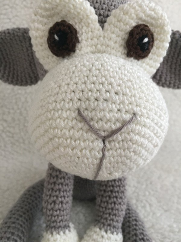 Crochet pattern of a cute monkey in a PDF file, clearly described with photos in Deutsch English and Dutch