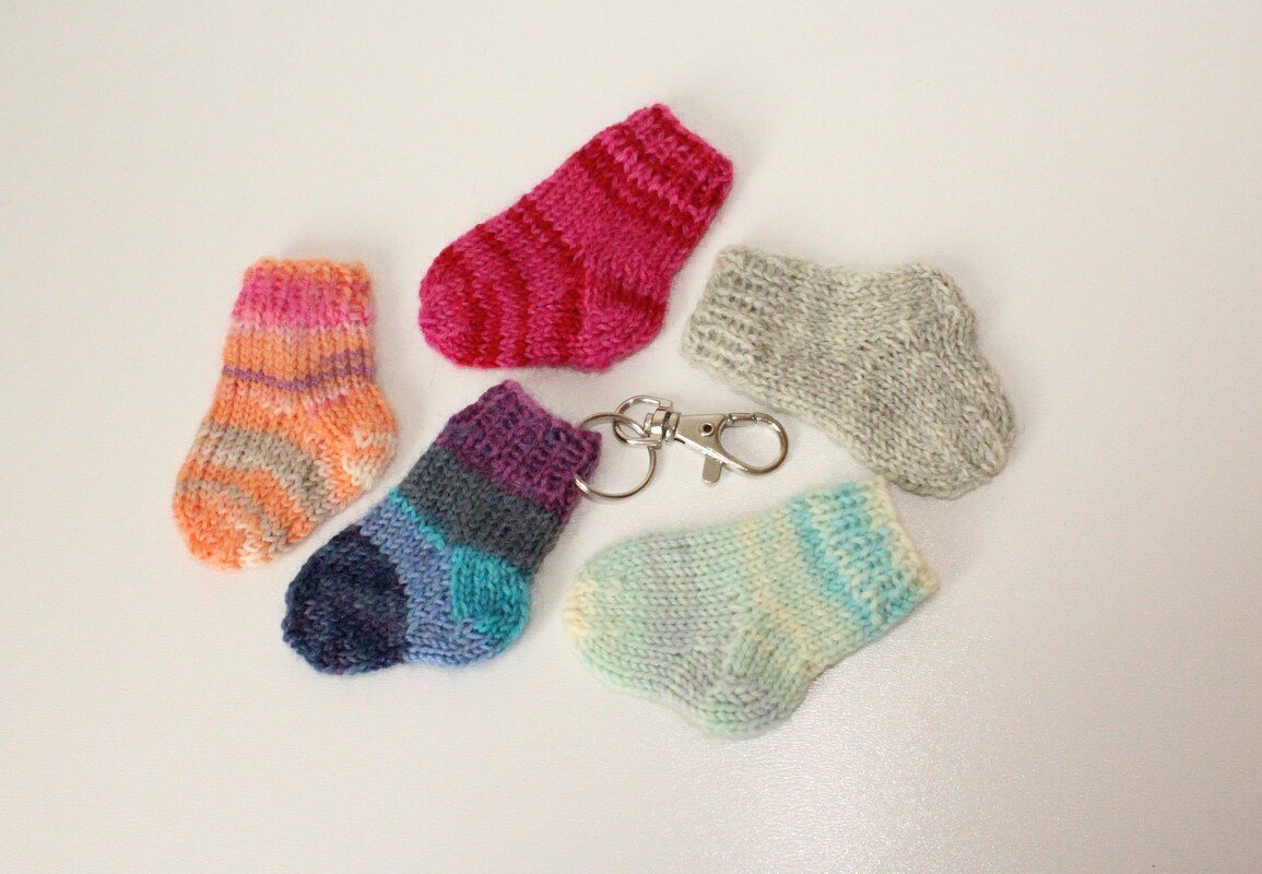 Strickanleitung Mini-Socke, Schlüsselanhänger, Puppensocken aus Wollresten