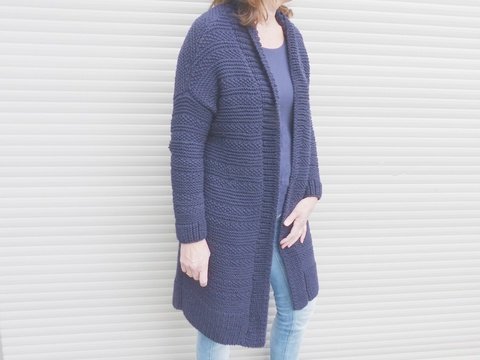 Blaue Longjacke mit verschiedenen Mustern, Strickanleitung Größe S, M, L, Xl 
