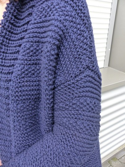 Blaue Longjacke mit verschiedenen Mustern, Strickanleitung Größe S, M, L, Xl 