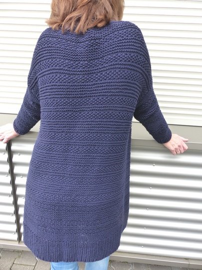 Blaue Longjacke mit verschiedenen Mustern, Strickanleitung Größe S, M, L, Xl 
