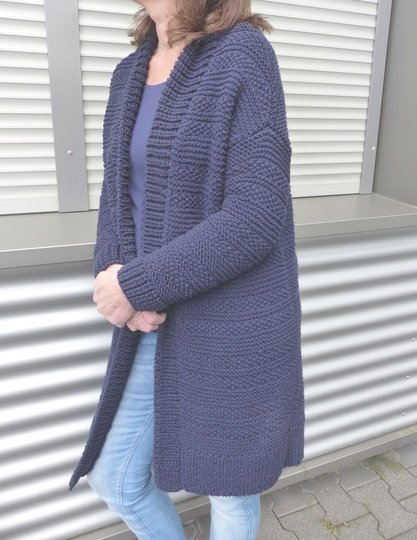 Blaue Longjacke mit verschiedenen Mustern, Strickanleitung Größe S, M, L, Xl 