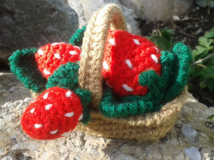 Gartenwichtel Emilia Erdbeer Häkelanleitung