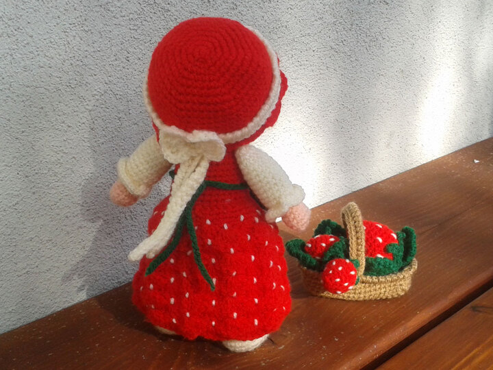 Gartenwichtel Emilia Erdbeer Häkelanleitung