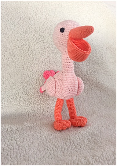 Häkelanleitung Muster von einer schönen Rosa Pelikan als Pdf-Datei, klar mit Fotos in Englisch und Hollands mit Bildern beschrieben.