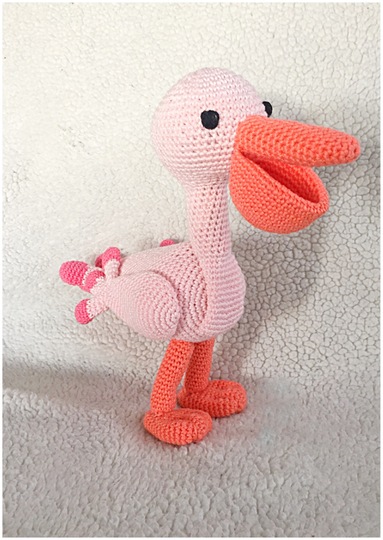 Häkelanleitung Muster von einer schönen Rosa Pelikan als Pdf-Datei, klar mit Fotos in Englisch und Hollands mit Bildern beschrieben.