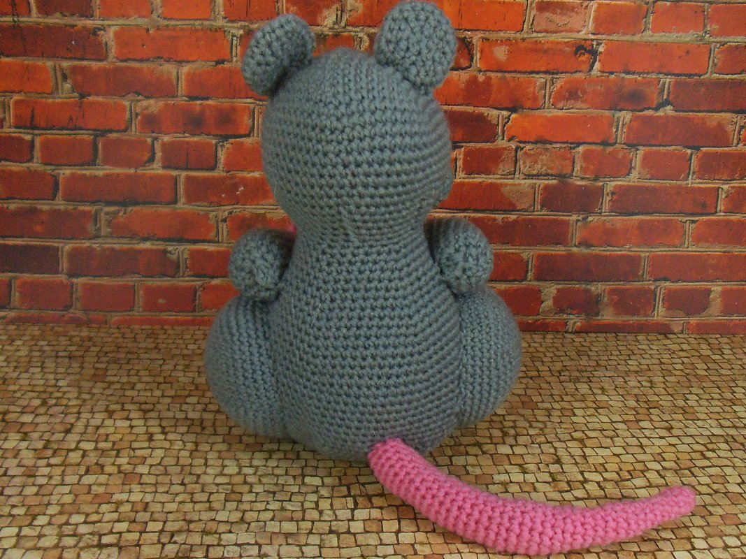 Gehäkelte graue Amigurumi‑Maus Rückansicht mit rosa Schwanz