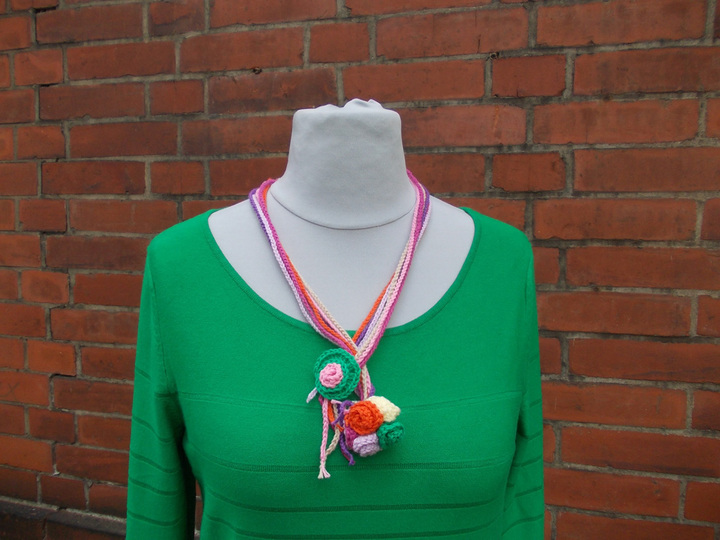 Sammelanleitung für 1. Häkelschal mit Rosenbommeln, 2. Häkelkette mit Rosenblatt, 3. Häkelkette mit Rosenbommeln, 4. Häkelblätter/Blüten, Ensemble "Rosenträume"