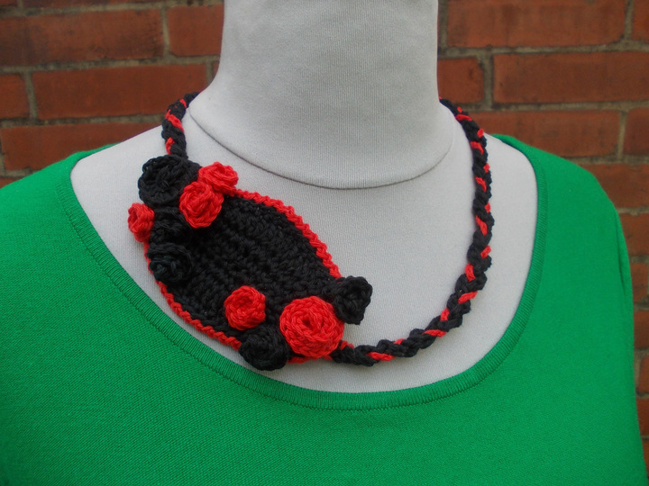 Sammelanleitung für 1. Häkelschal mit Rosenbommeln, 2. Häkelkette mit Rosenblatt, 3. Häkelkette mit Rosenbommeln, 4. Häkelblätter/Blüten, Ensemble "Rosenträume"