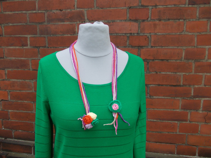 Sammelanleitung für 1. Häkelschal mit Rosenbommeln, 2. Häkelkette mit Rosenblatt, 3. Häkelkette mit Rosenbommeln, 4. Häkelblätter/Blüten, Ensemble "Rosenträume"