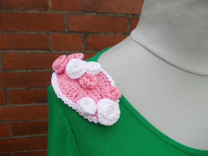 Sammelanleitung für 1. Häkelschal mit Rosenbommeln, 2. Häkelkette mit Rosenblatt, 3. Häkelkette mit Rosenbommeln, 4. Häkelblätter/Blüten, Ensemble "Rosenträume"