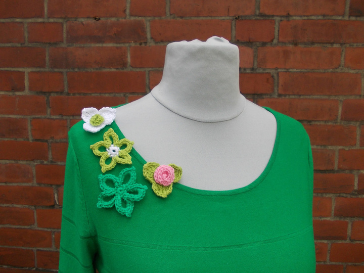 Sammelanleitung für 1. Häkelschal mit Rosenbommeln, 2. Häkelkette mit Rosenblatt, 3. Häkelkette mit Rosenbommeln, 4. Häkelblätter/Blüten, Ensemble "Rosenträume"