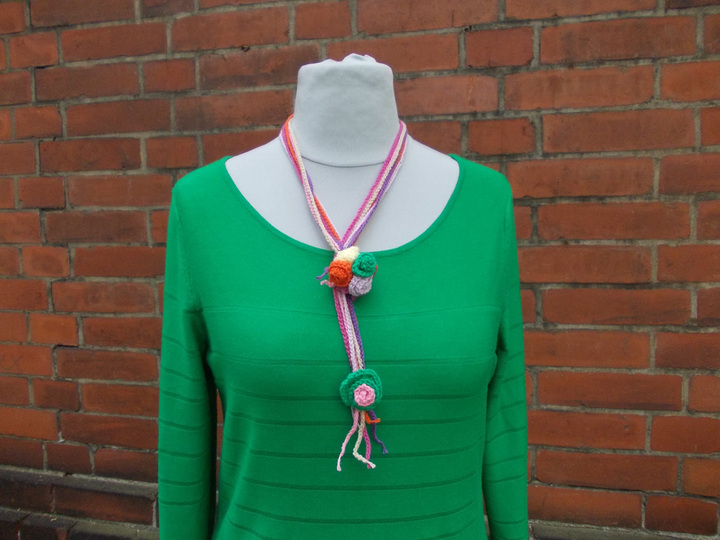 Sammelanleitung für 1. Häkelschal mit Rosenbommeln, 2. Häkelkette mit Rosenblatt, 3. Häkelkette mit Rosenbommeln, 4. Häkelblätter/Blüten, Ensemble "Rosenträume"