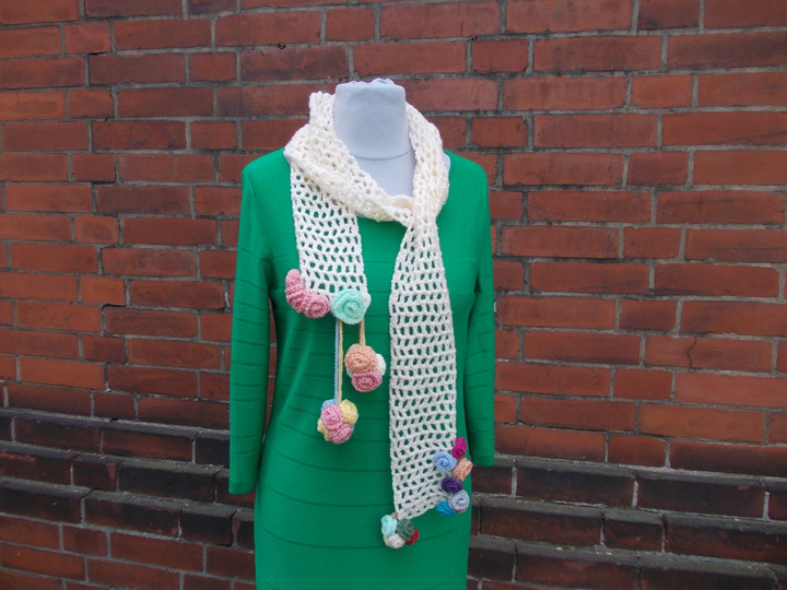 Sammelanleitung für 1. Häkelschal mit Rosenbommeln, 2. Häkelkette mit Rosenblatt, 3. Häkelkette mit Rosenbommeln, 4. Häkelblätter/Blüten, Ensemble "Rosenträume"