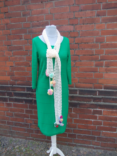 Sammelanleitung für 1. Häkelschal mit Rosenbommeln, 2. Häkelkette mit Rosenblatt, 3. Häkelkette mit Rosenbommeln, 4. Häkelblätter/Blüten, Ensemble "Rosenträume"